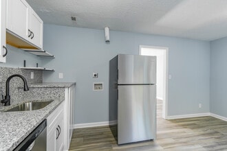 The 28 at Mount Holly in Mount Holly, NC - Foto de edificio - Interior Photo