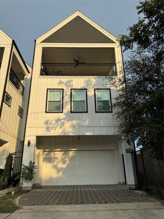 property at 412 N Live Oak St