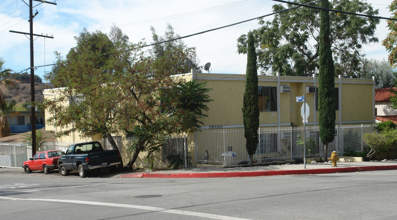 10101 Tujunga Canyon Blvd in Tujunga, CA - Foto de edificio