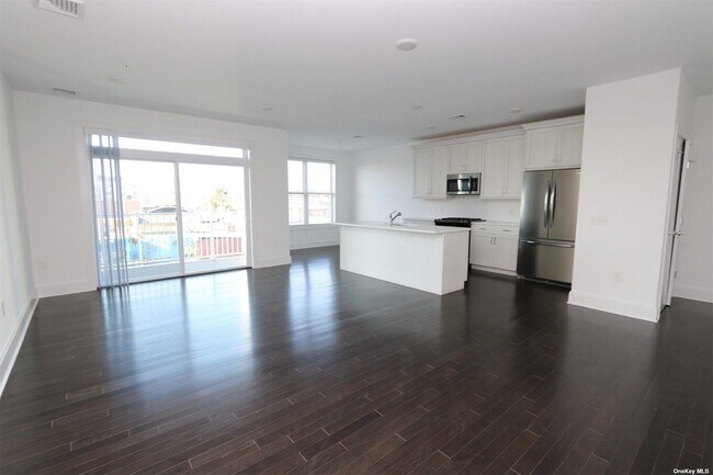 516 Marina Pointe Dr in East Rockaway, NY - Building Photo - Building Photo