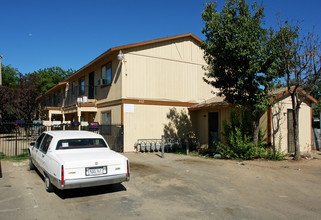 Sunnyside Gardens in Fresno, CA - Building Photo - Building Photo