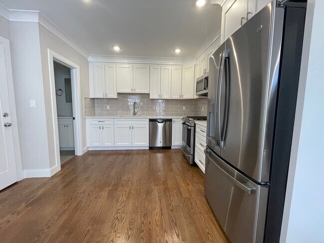 49 Alpine St, Unit 2 in Boston, MA - Foto de edificio - Building Photo
