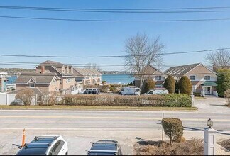 62 Canoe Place Rd, Unit 625 in Hampton Bays, NY - Foto de edificio - Building Photo