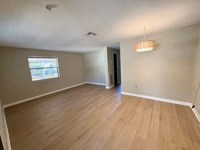 153 New York Ave, Unit A in Dunedin, FL - Foto de edificio - Building Photo