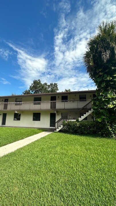 7664 Kimberly Blvd, Unit 7664 in North Lauderdale, FL - Foto de edificio