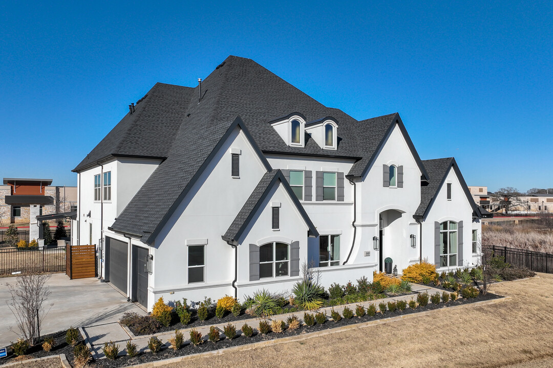 Town Lake at Flower Mound in Flower Mound, TX - Building Photo