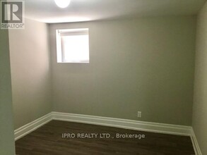 18 Cortese Terrace in Vaughan, ON - Building Photo - Building Photo