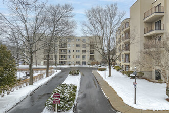 Whitney Commons in Hamden, CT - Foto de edificio - Building Photo