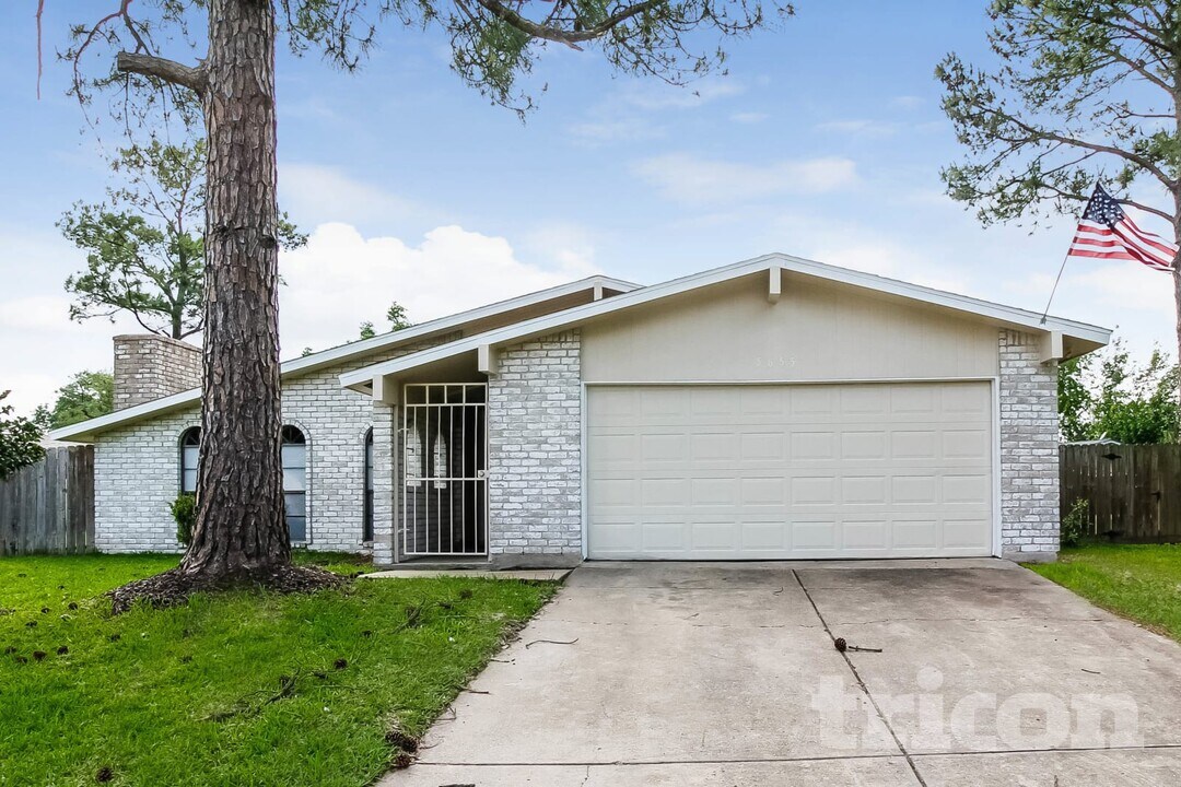 5655 Hardwood Forest Dr in Houston, TX - Foto de edificio