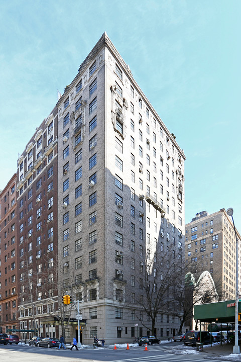 Cooperative in New York, NY - Building Photo