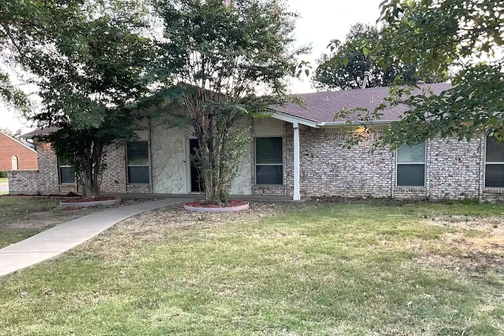 2102 Colonial Dr in Denton, TX - Building Photo