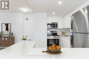 33 Erskine Ave in Toronto, ON - Building Photo