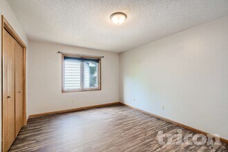 5077 Credit River Dr in Savage, MN - Building Photo - Building Photo