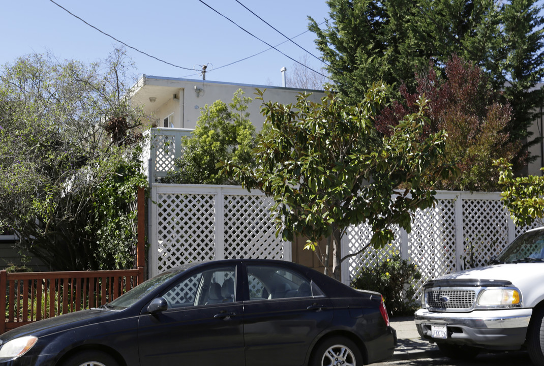 6387 Dana St in Oakland, CA - Foto de edificio