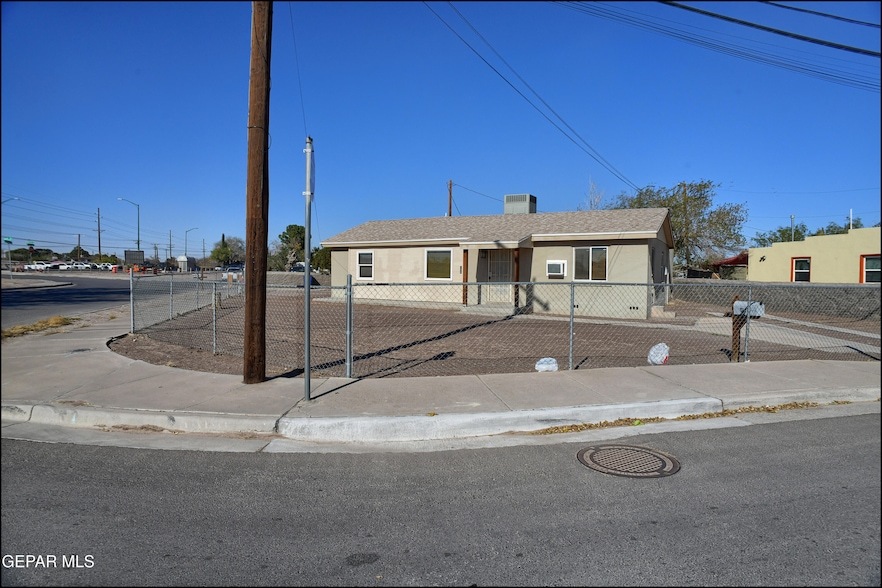 103 Helms Rd in El Paso, TX - Foto de edificio