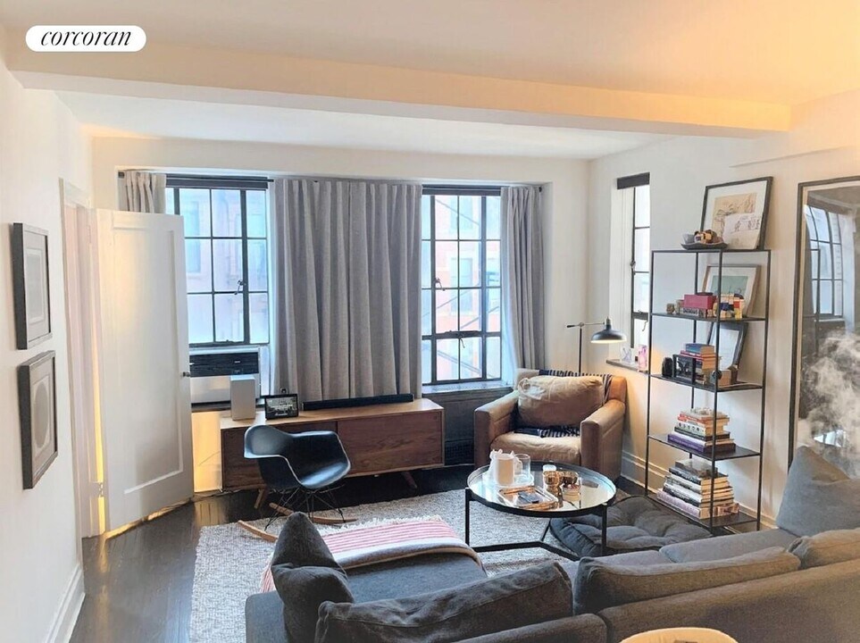 353 W 56th St in New York, NY - Building Photo