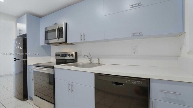 1340 Lincoln Rd in Miami Beach, FL - Building Photo - Building Photo