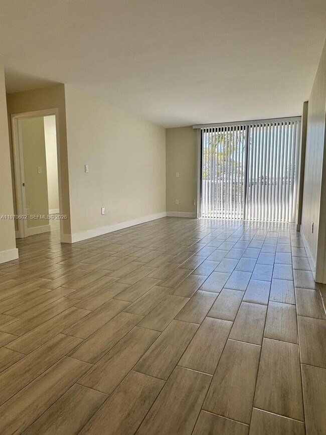 8251 NW 8th St in Miami, FL - Building Photo - Building Photo