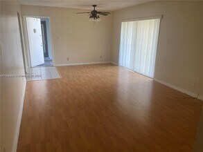 335 W Laurel Dr in Margate, FL - Building Photo - Building Photo