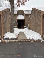 92 Heather Ct in Edison, NJ - Building Photo