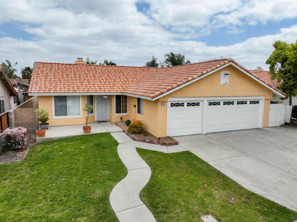 443 S Tamarisk Ave in Rialto, CA - Building Photo