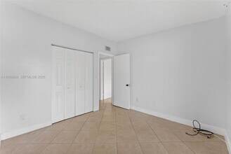 819 NE 199th St in Miami, FL - Building Photo - Building Photo