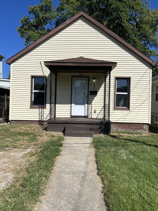 611 Lampert St in Alton, IL - Building Photo