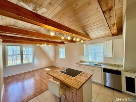 114 Meadow Lark Ln in Westbrook, CT - Building Photo