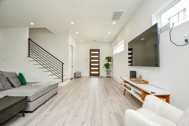 7603 Jacquelyn Gdns Ln