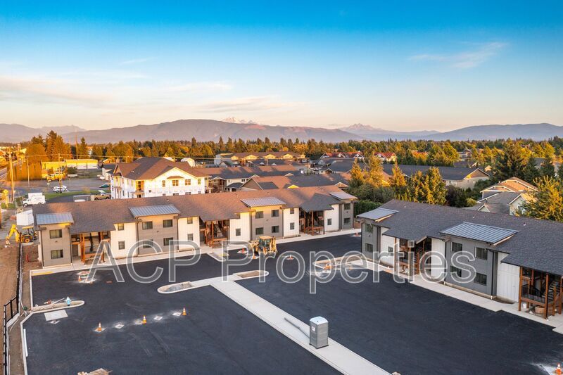 669 E Badger Rd in Lynden, WA - Building Photo