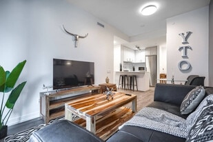 7 Grosvenor St in Toronto, ON - Building Photo