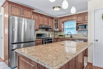 45 21 Iris Ln in Great Neck, NY - Building Photo - Building Photo