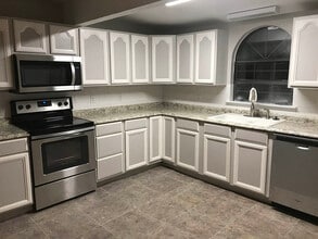 1304 W Lakeland Dr in Austin, TX - Building Photo - Building Photo