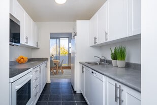 6320 Valley Way in Niagara Falls, ON - Building Photo