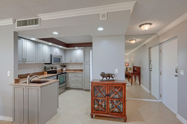 2800 N Ocean Dr in Riviera Beach, FL - Foto de edificio - Building Photo