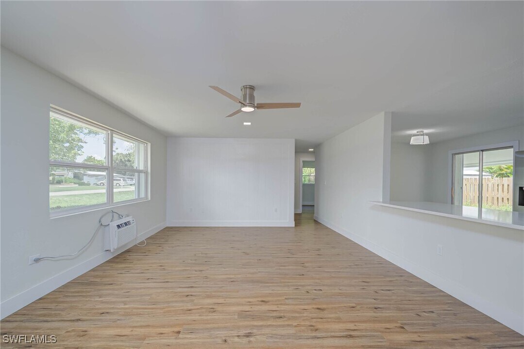 372 Park Ln Dr in North Fort Myers, FL - Building Photo