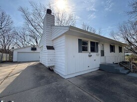 2525 Crestview Dr in Bettendorf, IA - Building Photo