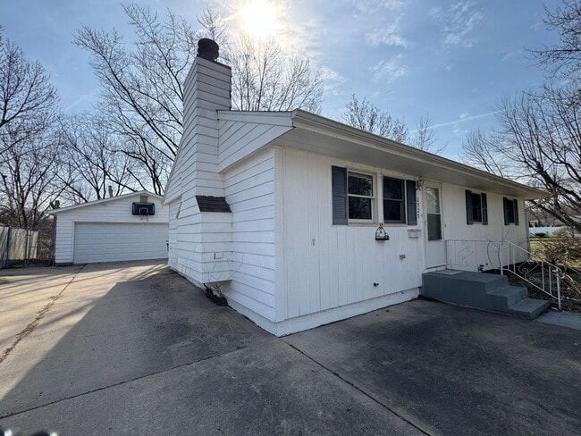 property at 2525 Crestview Dr