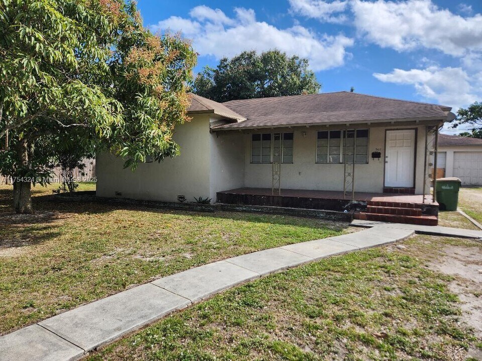 560 NW 122nd St in North Miami, FL - Building Photo