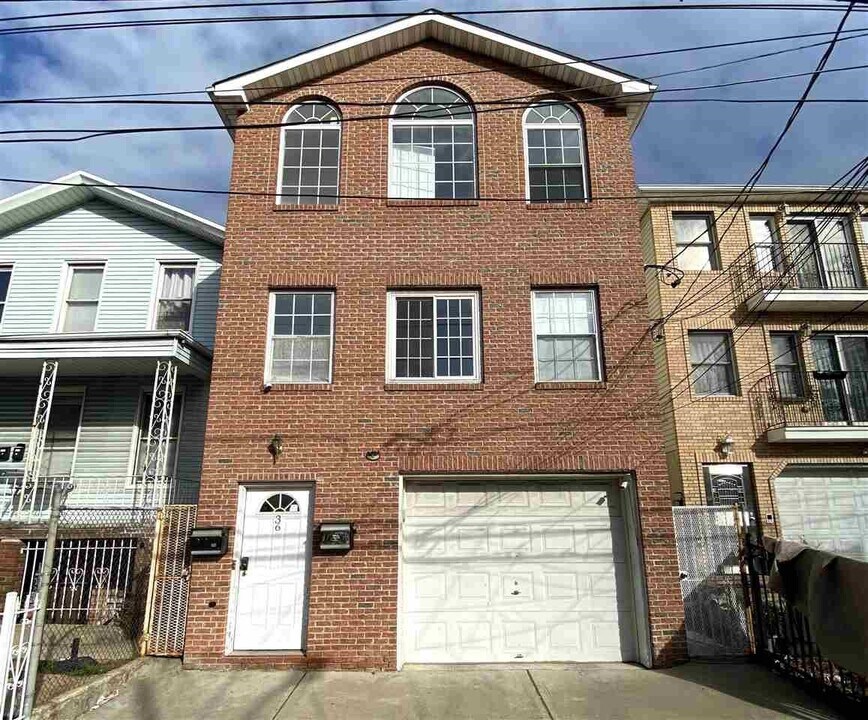 36 Jewett Ave in Jersey City, NJ - Building Photo