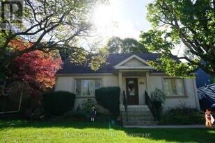 215 Poyntz Ave in Toronto, ON - Building Photo