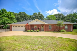 1531 E Austin St in Nacogdoches, TX - Building Photo