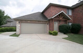 2337 W Chesterfield St in Springfield, MO - Building Photo