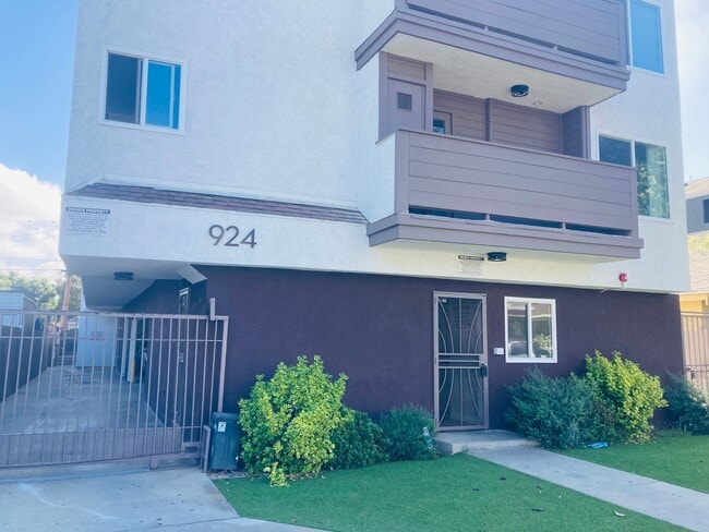 924 Gaviota Ave, Unit 303 in Long Beach, CA - Foto de edificio - Building Photo
