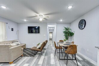 6733 Knox St-Unit -B in Houston, TX - Building Photo - Building Photo
