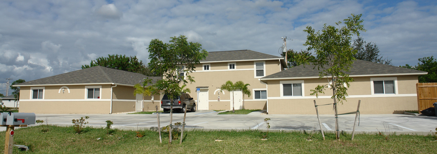 1019 SE 11th St in Cape Coral, FL - Foto de edificio