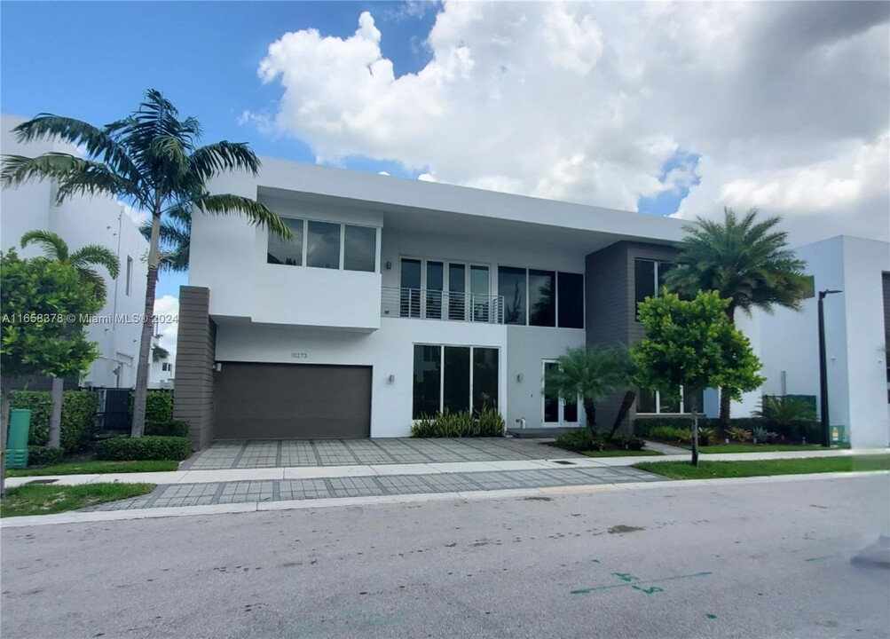 10273 NW 74th Terrace in Doral, FL - Foto de edificio