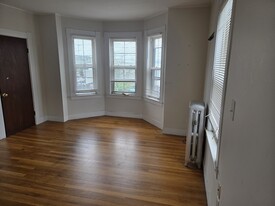 122 Bacon St, Unit B in Waltham, MA - Building Photo