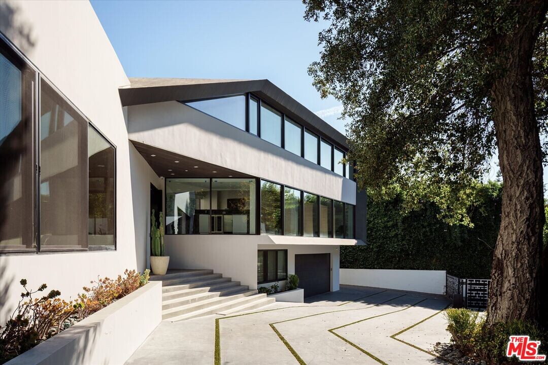 2210 Bowmont Dr in Beverly Hills, CA - Building Photo