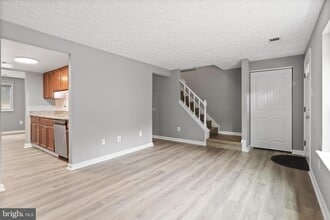 8353 Fern Leaf Ct in Springfield, VA - Building Photo - Building Photo